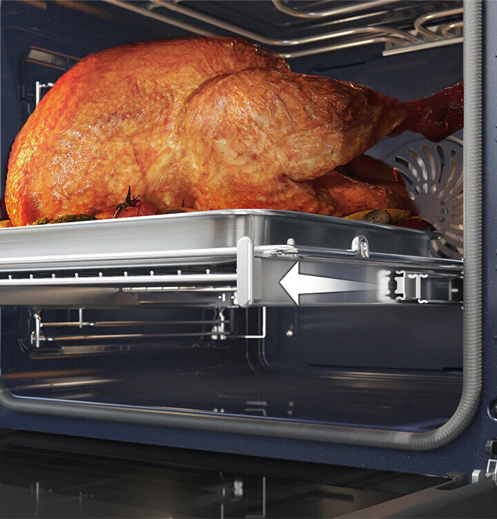 Piekarnik Samsung NV7B4140VAK 76L grafika przedstawiająca kurczaka w naczyniu leżącym na prowadnicach