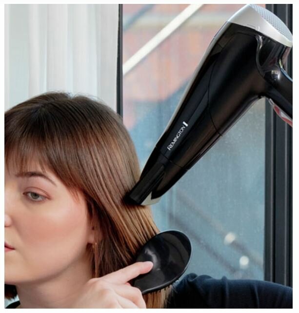 Suszarka Remington D3171GP grafika przedstawia kobietę suszącą włosy