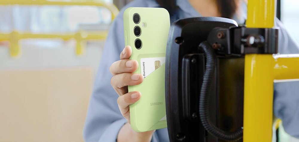 Etui Samsung Card Slot Case Galaxy A35 czarne widok na telefon w limonkowym etui w trakcie korzystania z płatności zbliżeniowej