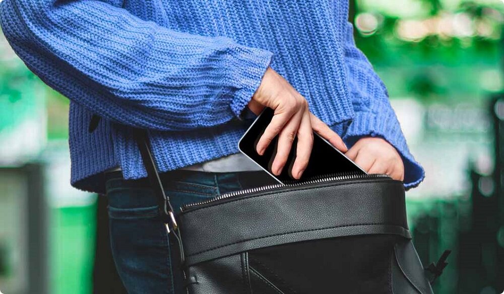 Folia ochronna Samsung EF-UA356CTEGWW Galaxy A35 przezroczysta widok na telefon chowany do torby