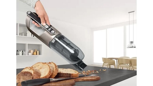 Odkurzacz Bosch BCH3ALL21 grafika przedstawia odkurzacz ręczny w trakcie sprzątania kuchni