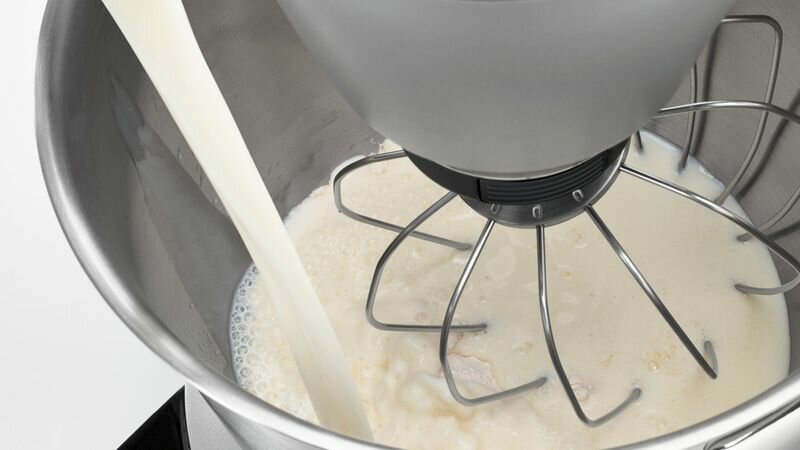 Robot kuchenny Bosch MUM5XW13 1000W widok na misę z mlekiem