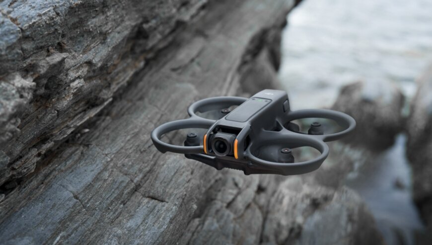 Dron DJI Avata 2 4K latający przy skale pod skosem