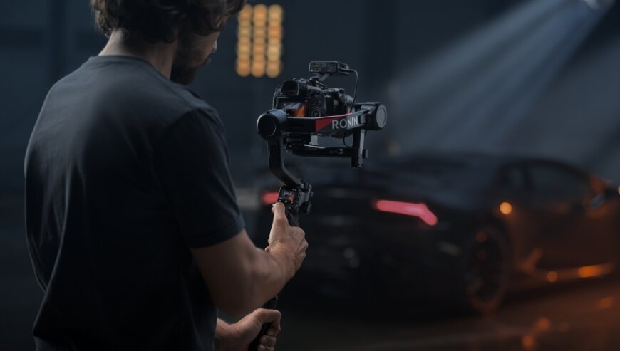 Stabilizator obrazu DJI RS 4 Pro czarny widok na mężczyznę nagrywającego ujęcia za pomocą kamery zamontowanej na stabilizatorze