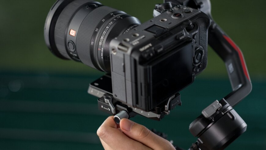 Stabilizator obrazu DJI RS 4 Combo czarny widok na stabilizator z zamontowaną kamerą pod skosem