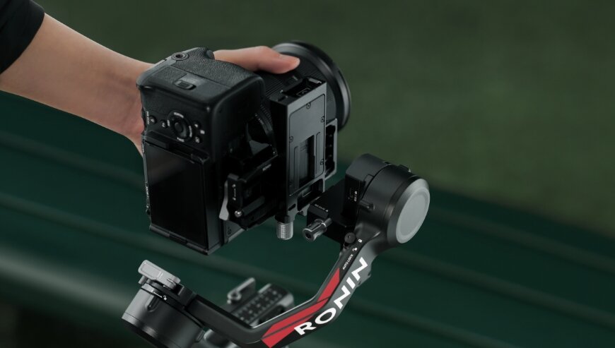 Stabilizator obrazu DJI RS 4 Combo czarny widok na kamerę ustawioną w pozycji pionowej w stabilizatorze
