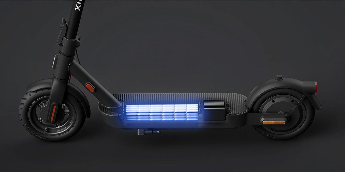 Hulajnoga elektryczna Xiaomi Electric Scooter 4 Pro 2nd gen 400W grafika przedstawia budowę hulajnogi od boku z podświetlonym pakietem akumulatorów
