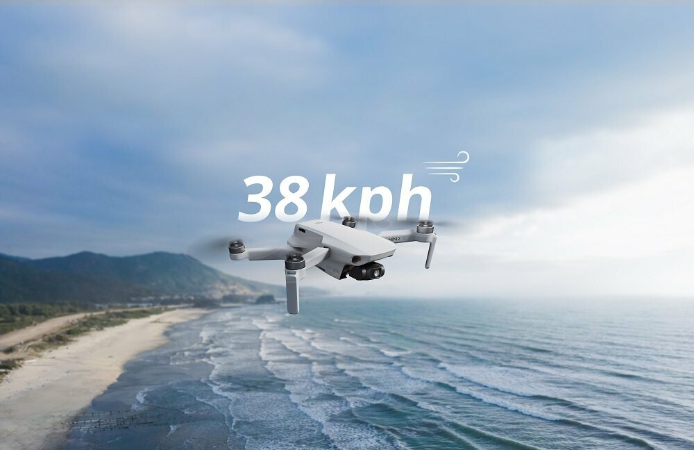 Dron DJI Mini 2 SE Single widok na drona lecącego nad plażą ze wskazaną na grafice odpornością na wiatr wynoszącą 38 km/h