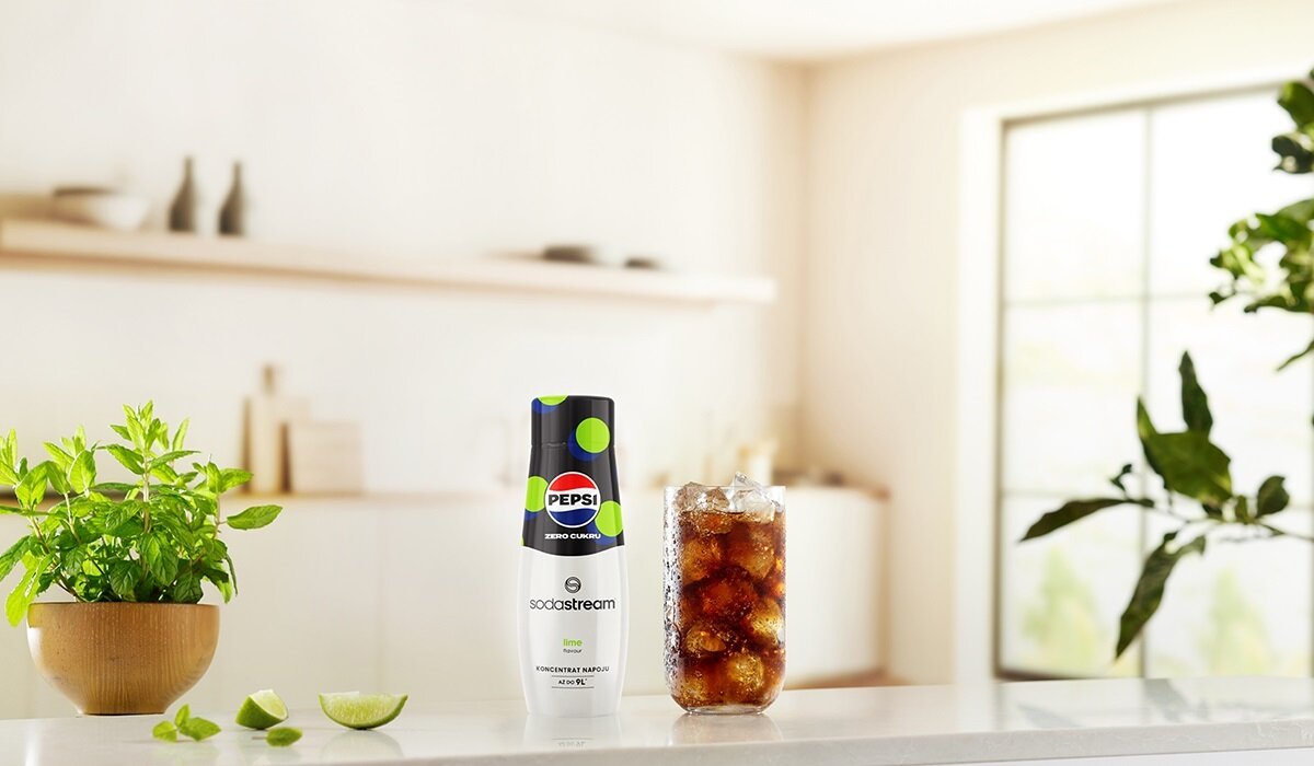 Syrop Sodastream Pepsi Lime Zero widok na syrop i gotowy napój na tle kuchni
