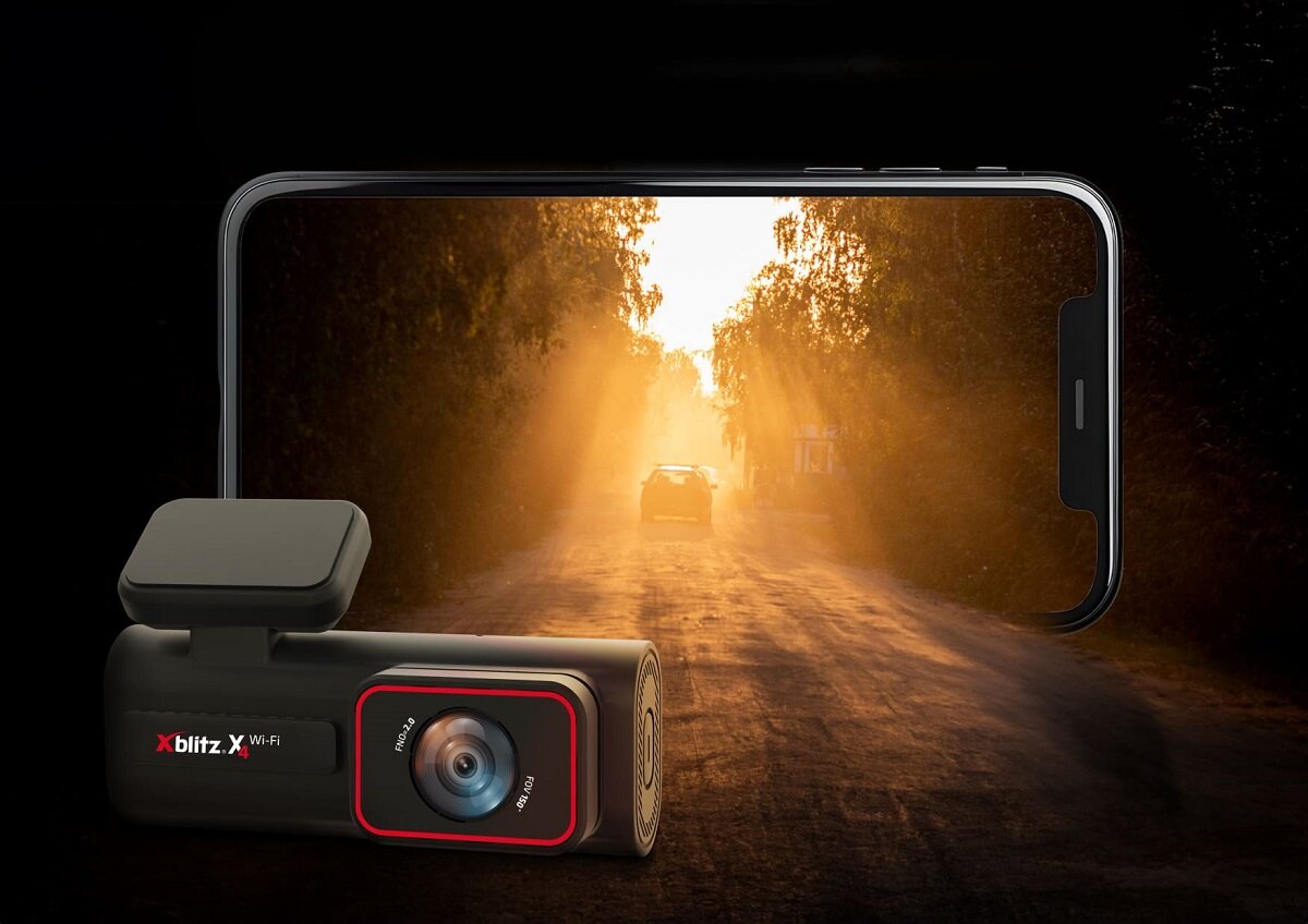 Wideorejestrator Xblitz X4 WiFi 2.5K grafika przedstawia drogę wychodzącą z ekranu kamery