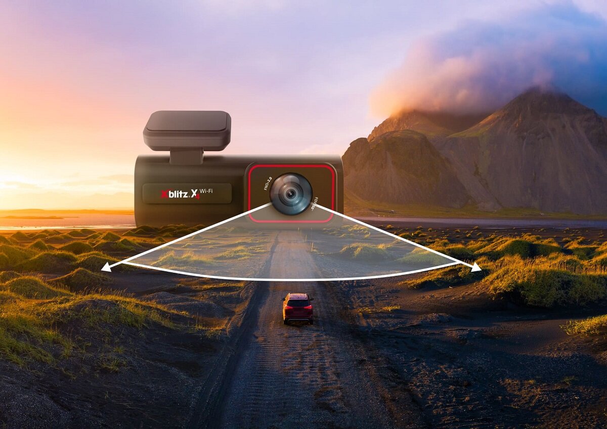 Wideorejestrator Xblitz X4 WiFi 2.5K od frontu oraz samochód jadący po drodze w górach