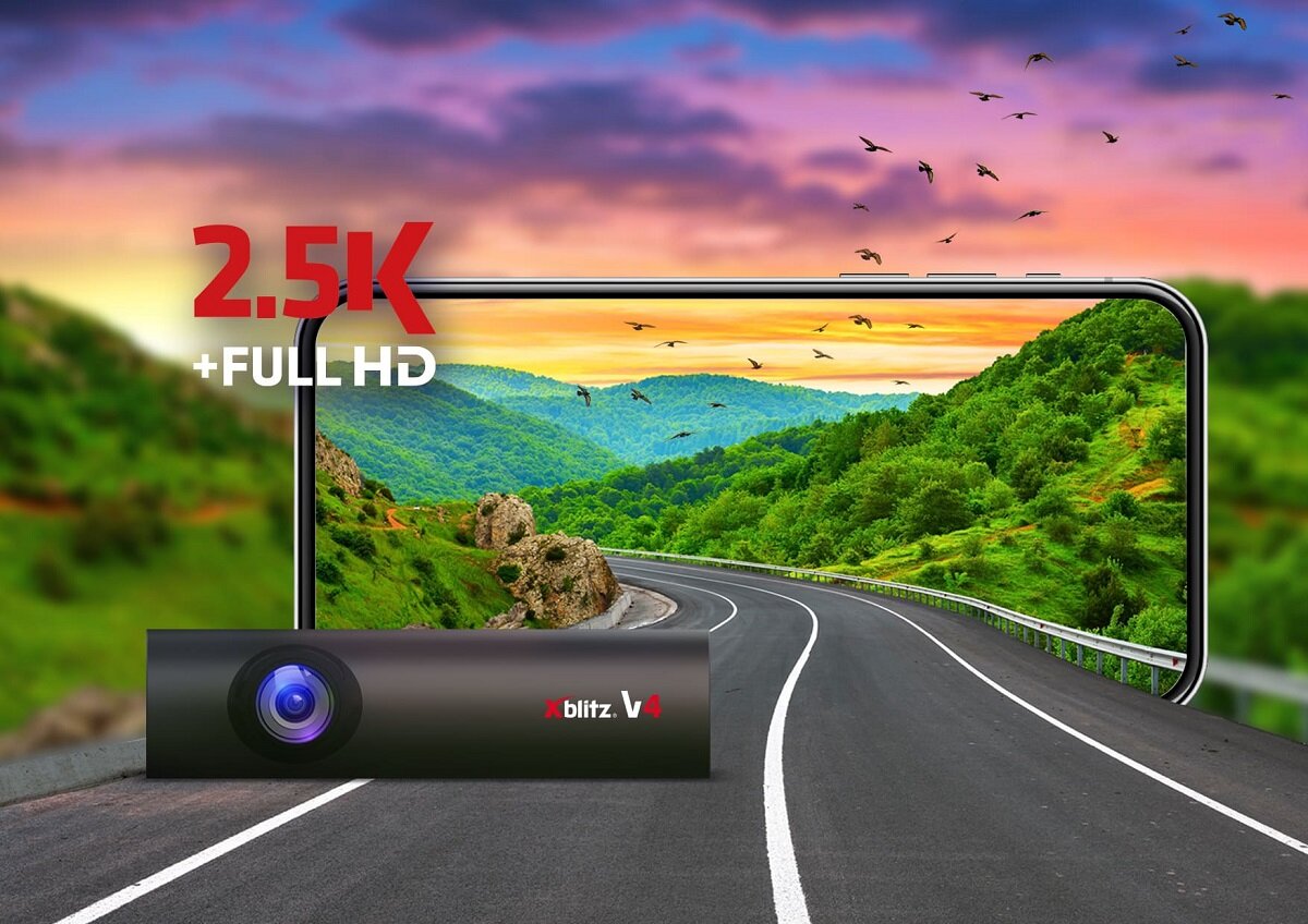 Wideorejestrator Xblitz V4 Professional 2.5K grafika przedstawia drogę wychodzącą z ekranu smartfona oraz wideorejestrator w rogu