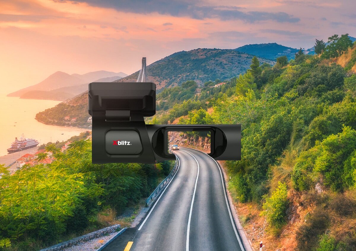 Wideorejestrator Xblitz V4 Professional 2.5K grafika przedstawia drogę wychodzącą z ekranu kamery