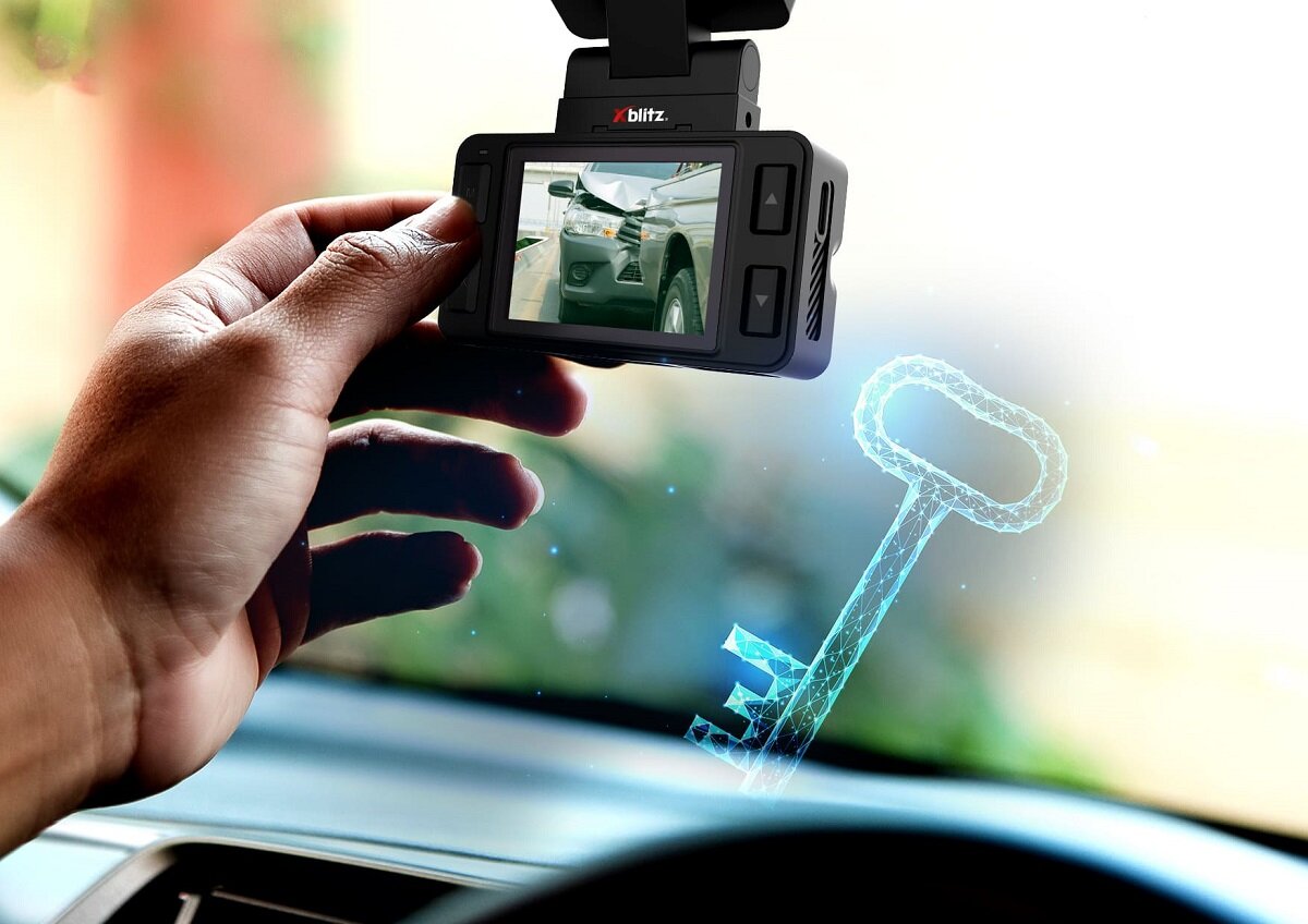 Wideorejestrator Xblitz Night 2 LCD 2” grafika przedstawia kamerę zamontowaną na przedniej szybie pojazdu