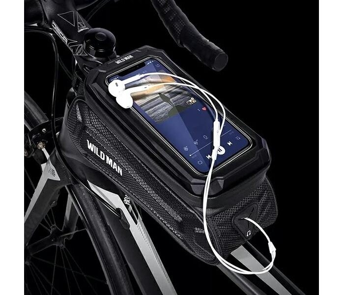 Uchwyt rowerowy Wildman SX3 czarny widok na uchwyt pod skosem z włożonym do środka smartfonem i podłączonymi słuchawkami