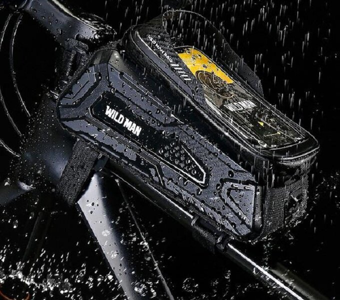 Uchwyt na ramę roweru Wildman M M30 czarny podczas deszczu na czarnym tle