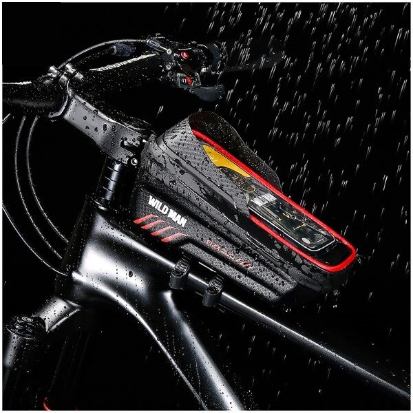 Uchwyt na ramę roweru Wildman M E12X czarny podczas deszczu na czarnym tle