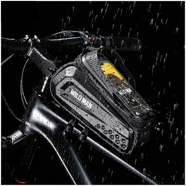 Uchwyt na ramę roweru Wildman L E10S czarny podczas deszczu na czarnym tle