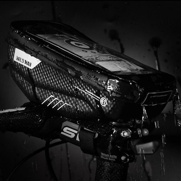 Uchwyt na ramę roweru Wildman S E1 czarny zamontowany na ramie roweru podczas deszczu na czarnym tle