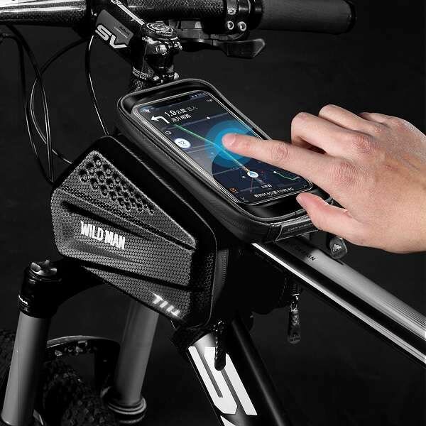 Uchwyt rowerowy Wildman XXL ES6 czarny widok na dłoń obsługującą telefon zamontowany na uchwycie