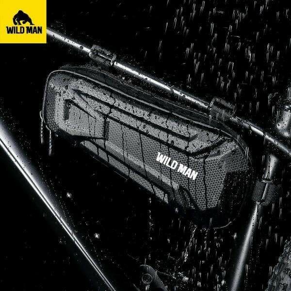 Torba na ramę Wildman XT9 XL czarna widok pod skosem w deszczu na zamontowaną na ramie