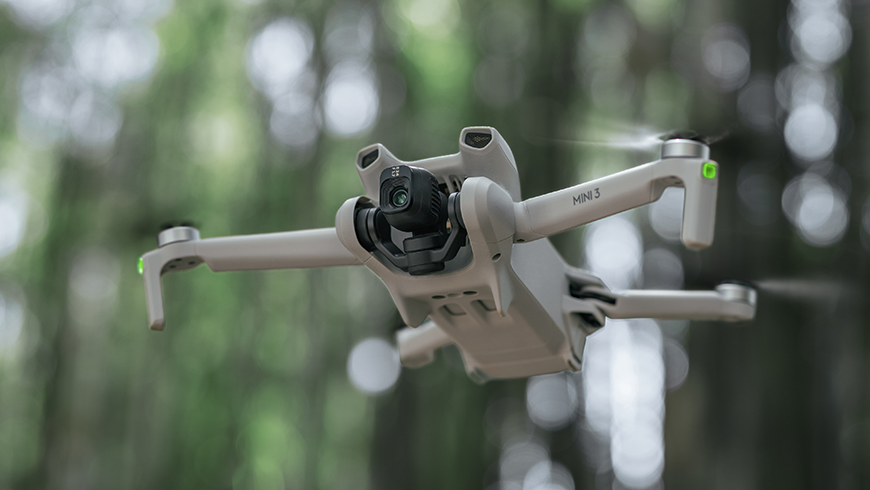 Dron DJI Mini 3 z kontrolerem RC (z wyświetlaczem) Szary pod skosem w powietrzu