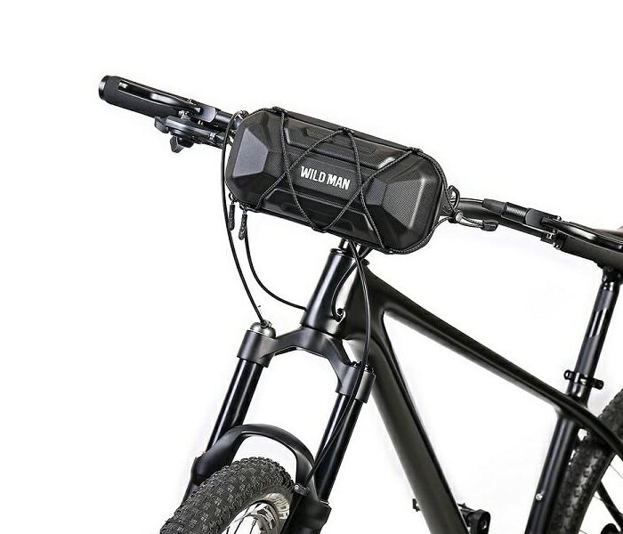 Torba rowerowa Wildman XT17 czarna widok na torbę pod skosem zamontowaną na mostku rowerowym