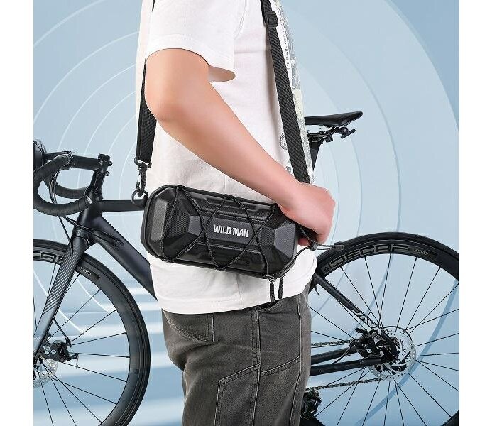 Torba rowerowa Wildman XT17 czarna widok na torbę zawieszoną na pasku na ramieniu mężczyzny stojącego obok roweru