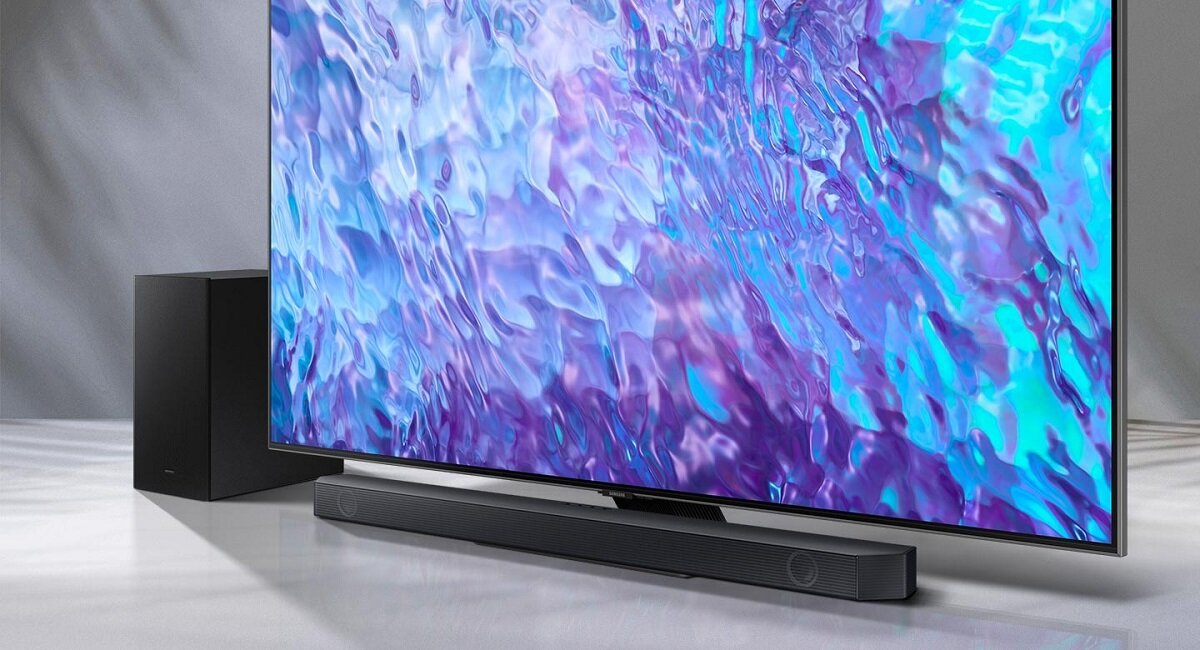 Soundbar Samsung HW-Q60C czarny pod telewizorem pod skosem