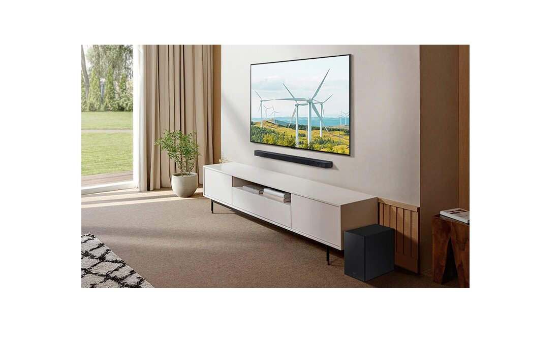 Soundbar Samsung HW-Q60C czarny grafika przedstawia soundbar umieszczony pod telewizorem w pokoju przedstawionym pod skosem