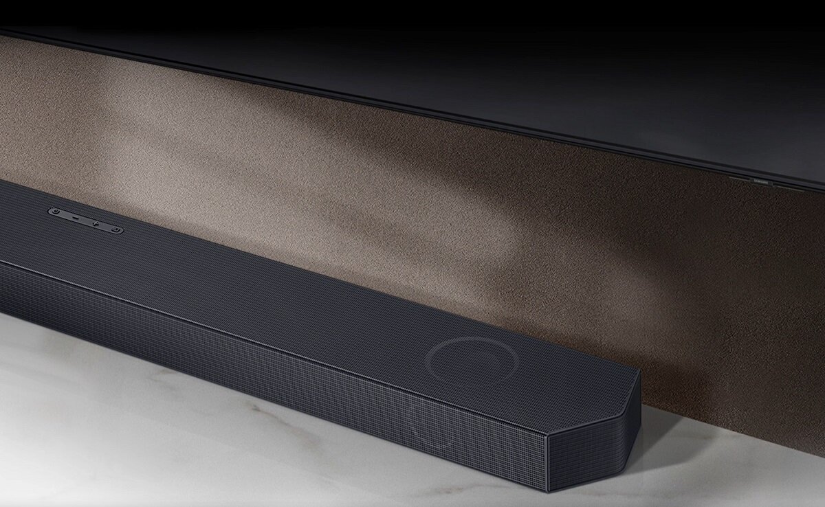 Soundbar Samsung HW-Q700C czarny zbliżenie na soundbar pod skosem