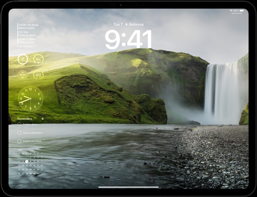 Tablet Apple iPad Pro 11 WiFi 256GB gwiezdna czerń widok na tablet od frontu z widocznym na ekranie zdjęciem gór