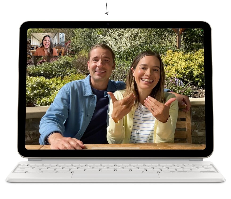 Tablet Apple iPad Air 13 Cellular 128GB Niebieski widok od frontu na wideorozmowę pary z kobietą