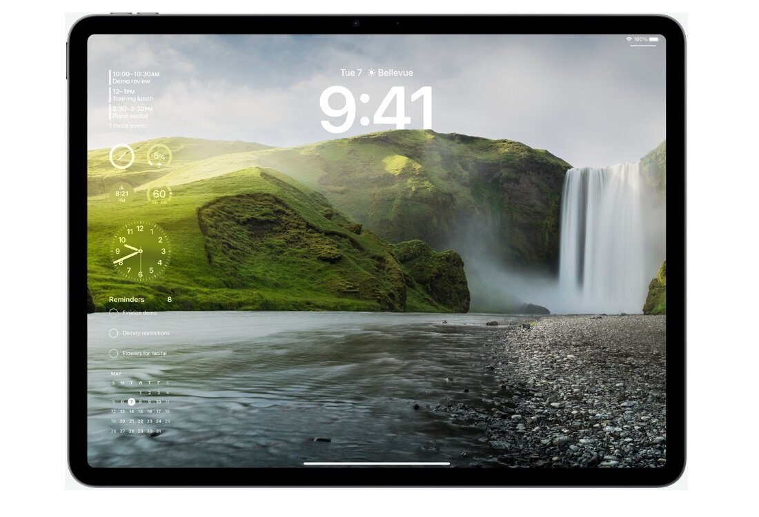 Tablet Apple iPad Air 13 Cellular 128GB Niebieski widok od frontu z wyświetlonym ekranem blokady