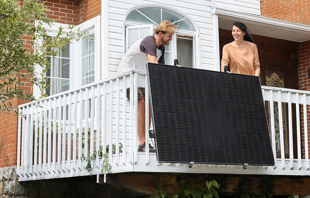 System balkonowy EcoFlow Classic Plus 800W grafika przedstawia dom z zainstalowanym systemem balkonowym