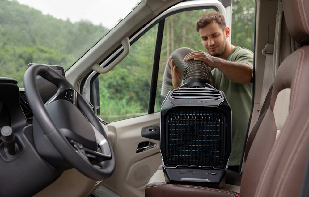 Klimatyzator Ecoflow Wave 2 700W grafika przedstawia mężczyznę kładącego klimatyzator na siedzenie samochodu