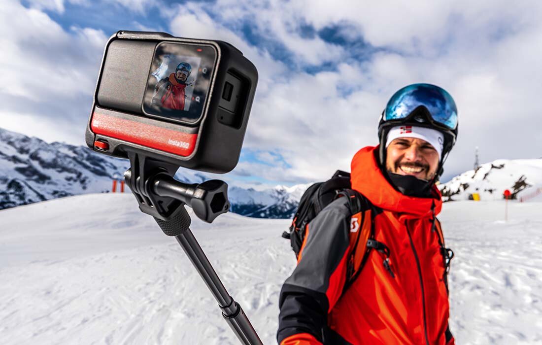 Kamera sportowa Insta360 ONE RS Twin 1445 mAh grafika przedstawia mężczyznę z kamerą na uchwycie w górach