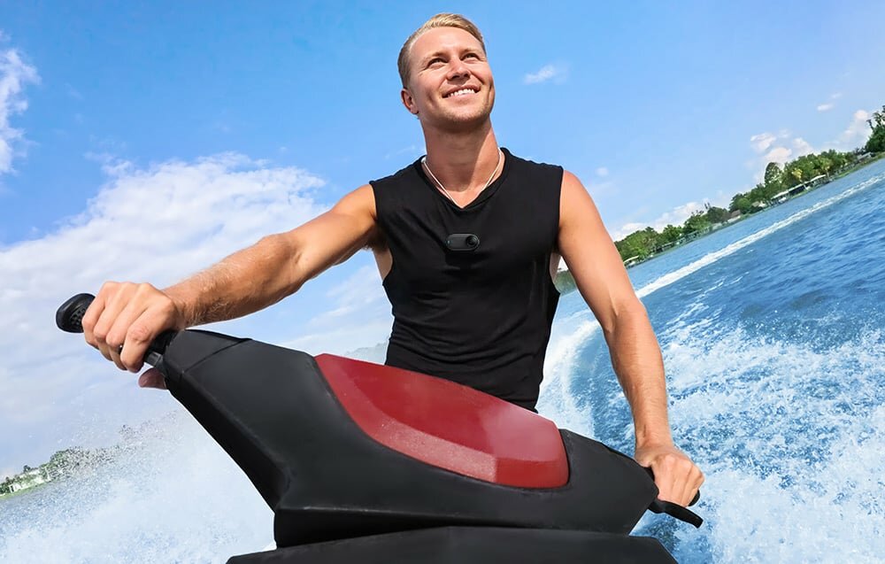 Kamera sportowa Insta360 GO 3S 64GB czarna grafika przedstawia mężczyznę na skuterze wodnym