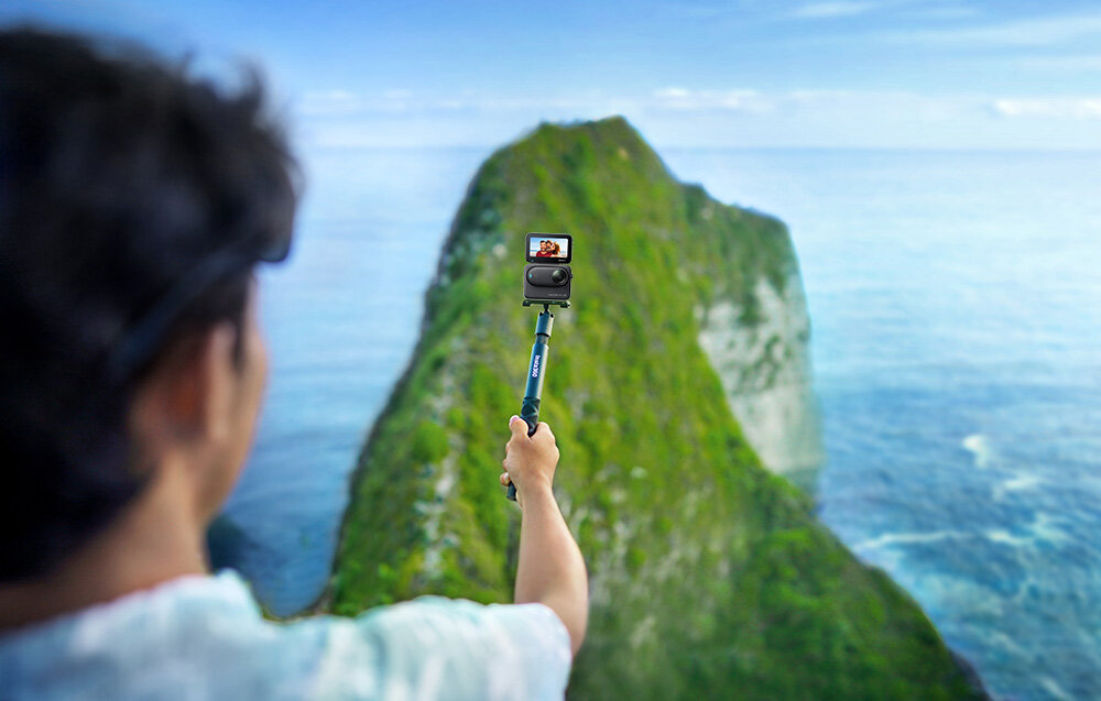 Kamera sportowa Insta360 GO 3S 64GB czarna grafika przedstawia mężczyznę z kamerą na pałąku