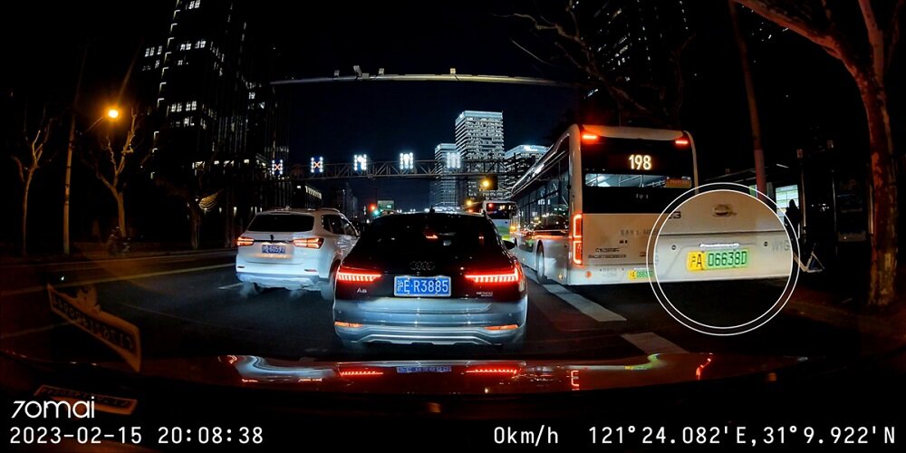 Wideorejestrator 70Mai Dash Cam A200 + kamera wsteczna RC11 + karta Lexar 128GB kadr z nagrania w nocy