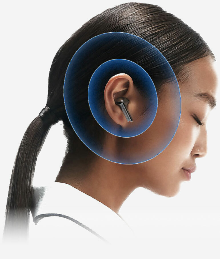 Słuchawki Samsung Galaxy Buds3 R530 szare widok na kobietę od boku z założonymi słuchawkami