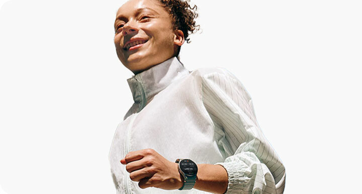 Smartwatch Samsung Galaxy Watch7 L300 BT 40mm zielony widok na kobietę z założonym na reku smartwatchem