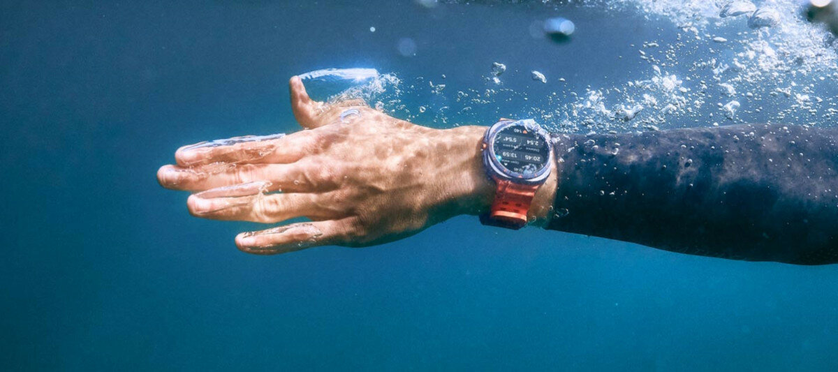 Smartwatch Samsung Galaxy Watch Ultra L705 LTE szary widok na rękę z założonym zegarkiem w wodzie