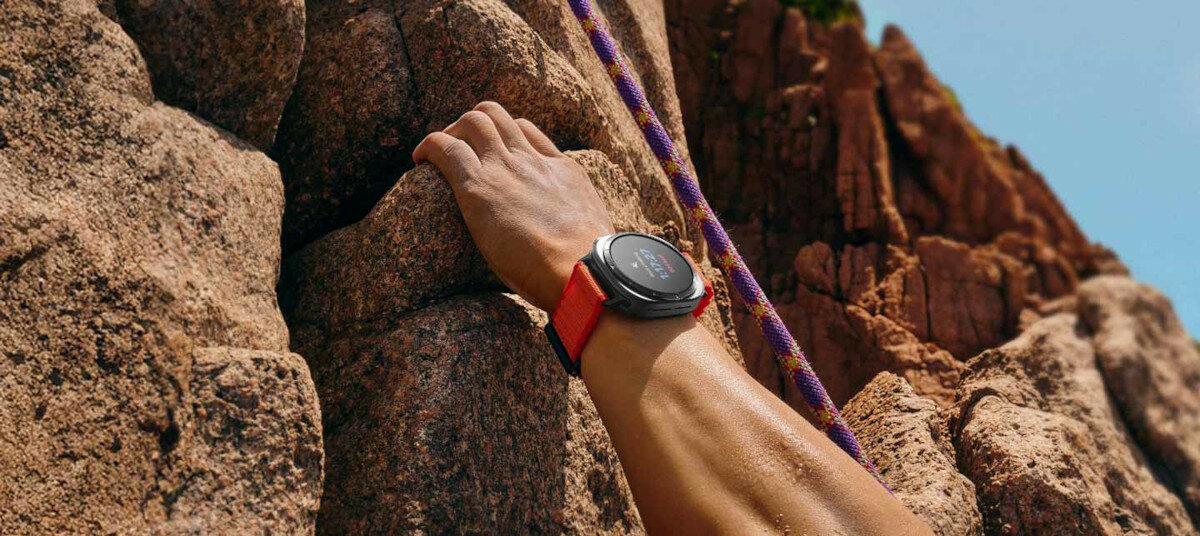 Smartwatch Samsung Galaxy Watch Ultra L705 LTE szary widok na rękę z założonym zegrkiem na tle skał