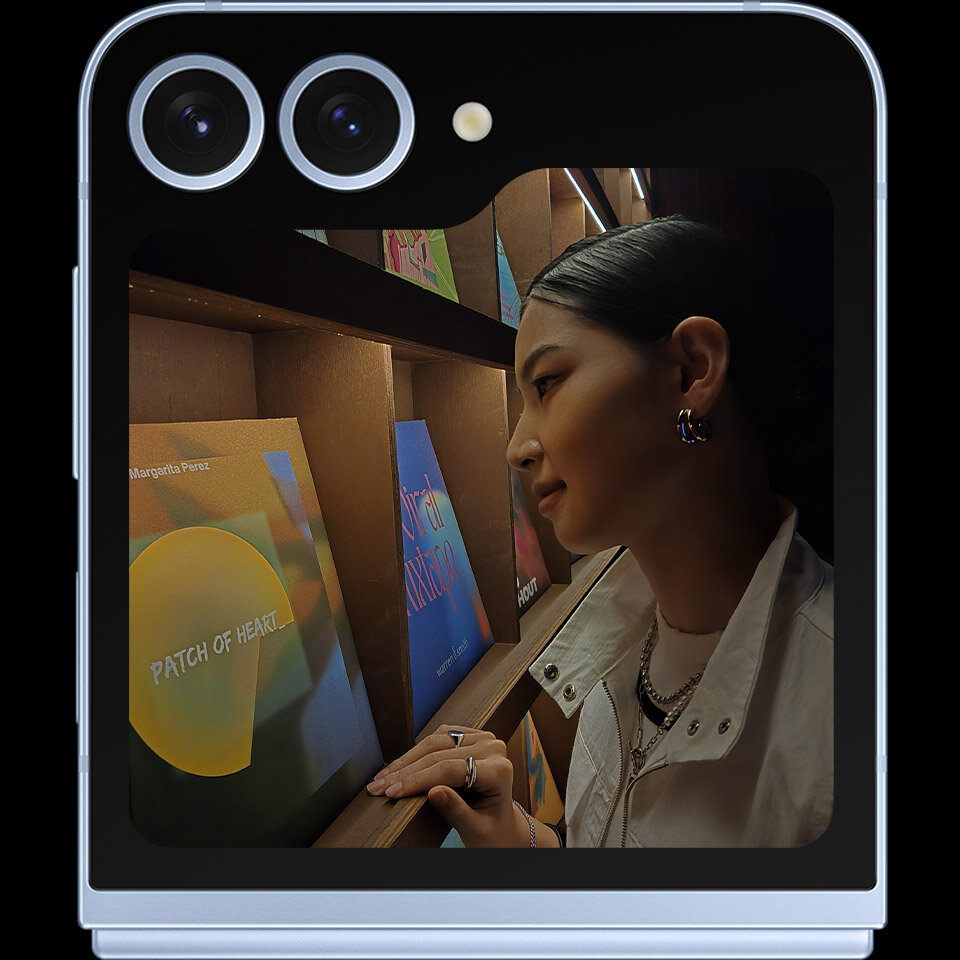 Smartfon Samsung Galaxy Z Flip6 5G 12/512GB niebieski widok od frontu na Flexwindow z wyświetlonym zdjęciem kobiety