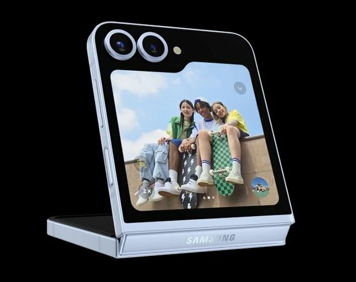 Smartfon Samsung Galaxy Z Flip6 5G 12/512GB szary widok pod skosem z wyświetlonym zdjęciem trójki ludzi