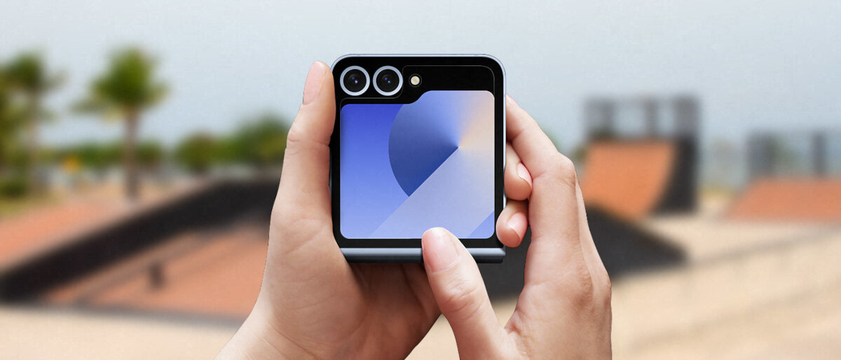 Folia ochronna Samsung EF-UF741CTEGWW do Galaxy Z Flip6 przezroczysta widok na smartfon trzymany w dłoniach