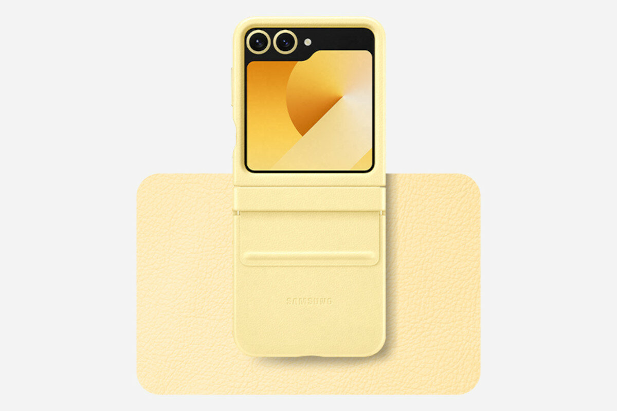 Etui Samsung Kindsuit Case do Galaxy Z Flip6 żółte widok na rękę trzymającą telefon z założonym etui