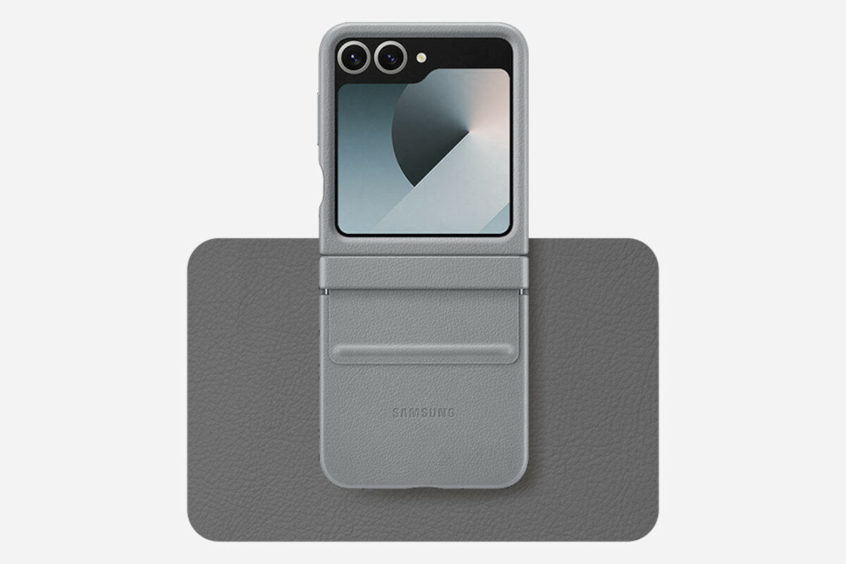 Etui Samsung Kindsuit Case do Galaxy Z Flip6 szare widok na rękę trzymającą telefon z założonym etui