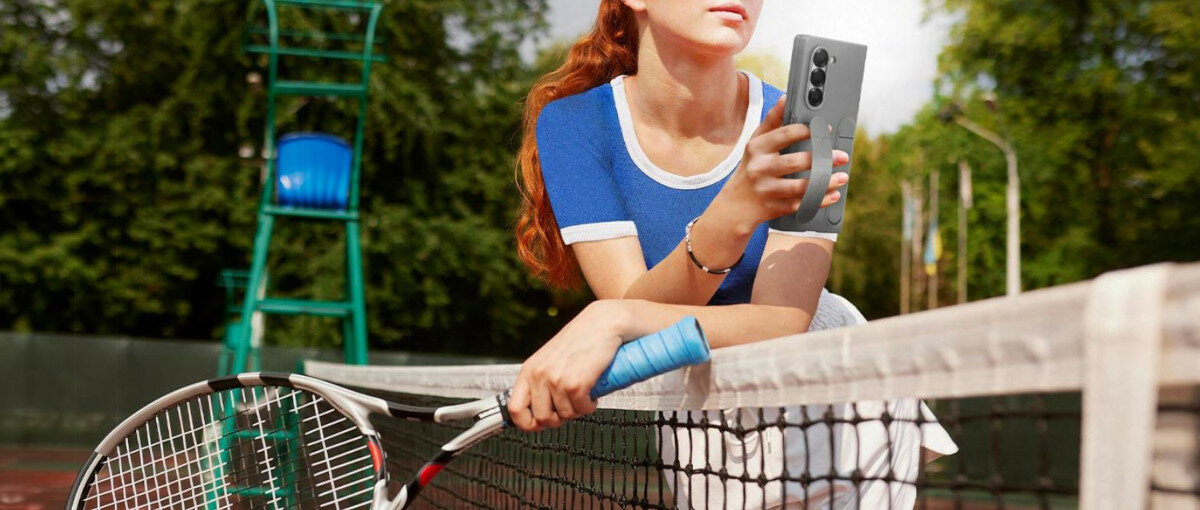 Etui Samsung Silicone Case do Galaxy Z Fold6 białe widok na kobietę trzymającą smartfona w etui na korcie tenisowym